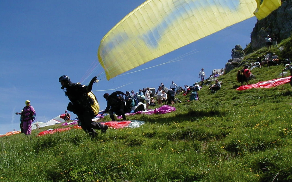 Paragliding and hang gliding